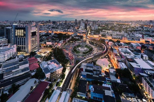 Vista da cidade do Monumento da Vitória com tráfego de carros na estrada rotatória pela manhã em Bangkok