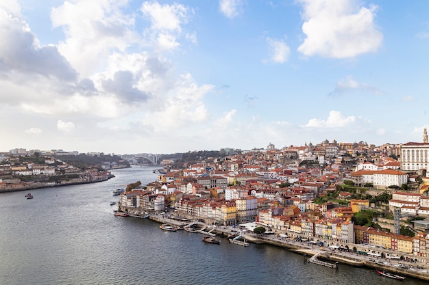 Vista da cidade do Porto vista pela cidade de Vila Nova de Gaia em Portugal, 05 de novembro de 2019