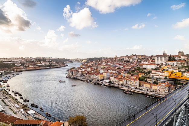 Vista da cidade do Porto vista pela cidade de Vila Nova de Gaia em Portugal, ponte Luís IV, Rio Douro e Por do sol. 5 de novembro de 2019