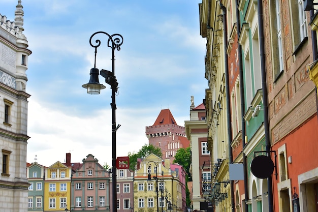 Vista da cidade dos antigos edifícios com paredes coloridas lanterna e torre do castelo Polônia Poznan