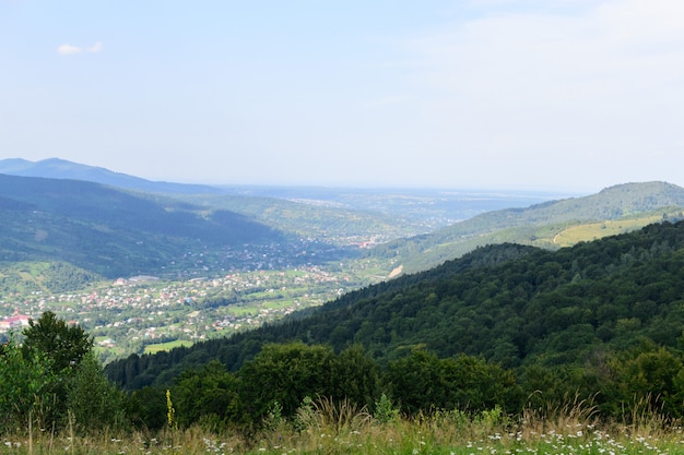 Vista da cidade e da floresta de uma montanha alta