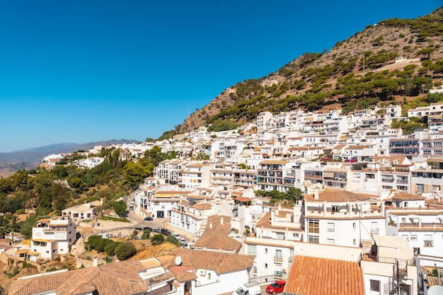 Vista da cidade e das casas brancas encantadora cidade na província de Málaga Andaluzia