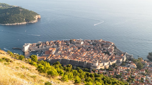 Vista da cidade fortaleza da montanha game of thrones filmando o local Dubrovnik Croácia