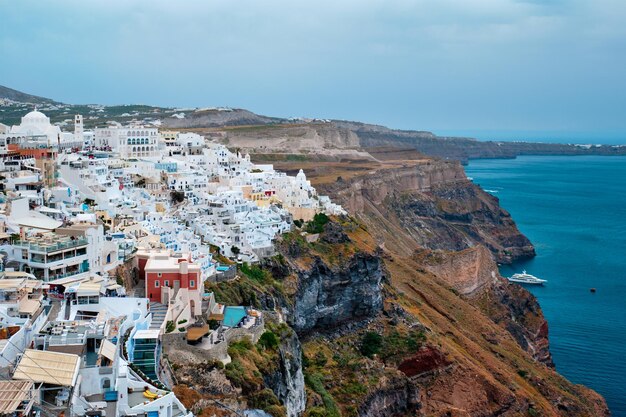 Vista da cidade grega de Fira com casas brancas tradicionais na ilha de Santorini