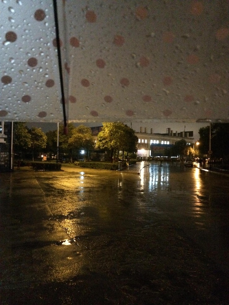 Foto vista da cidade iluminada à noite