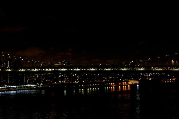 Vista da cidade iluminada à noite