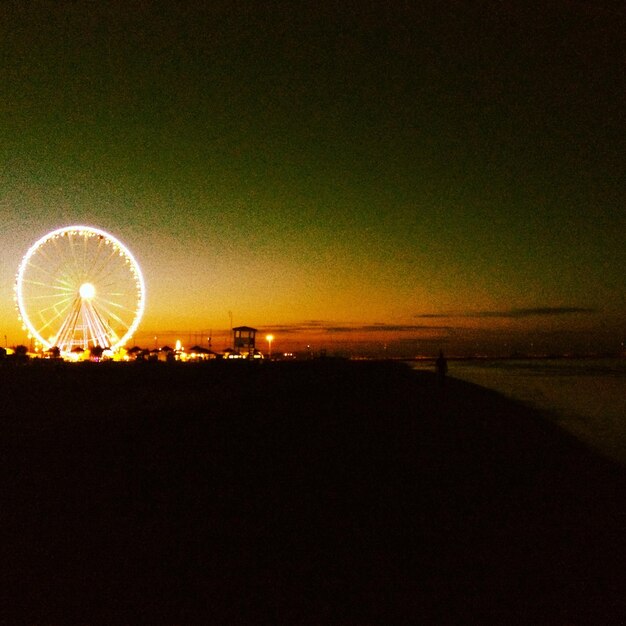 Foto vista da cidade iluminada à noite