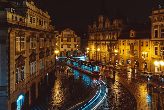 Vista da cidade iluminada de Praga à noite