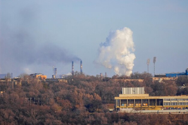 Vista da cidade industrial de Zaporozhye, na Ucrânia. Emissões de smog de chaminés de fábricas metalúrgicas. O problema da poluição ambiental e do aquecimento global