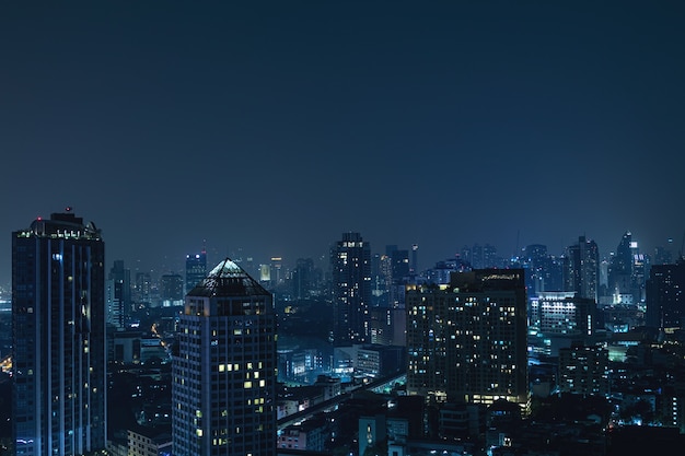 Foto vista da cidade moderna de bangkok à noite