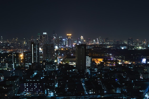 Vista da cidade moderna de Bangkok à noite