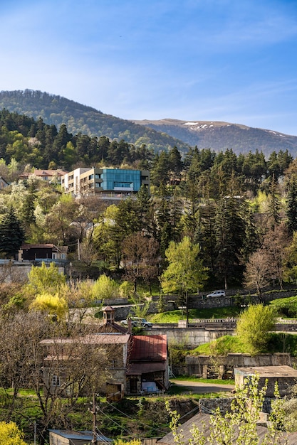 Vista da cidade na colina em Dilijan Armênia