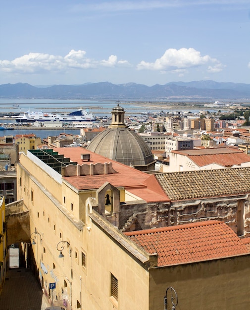 Vista da cidade no dia de verão Vista superior Cagliari Itália