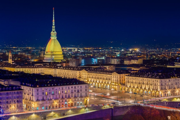 Foto vista da cidade noturna de torino, piemonte, itália