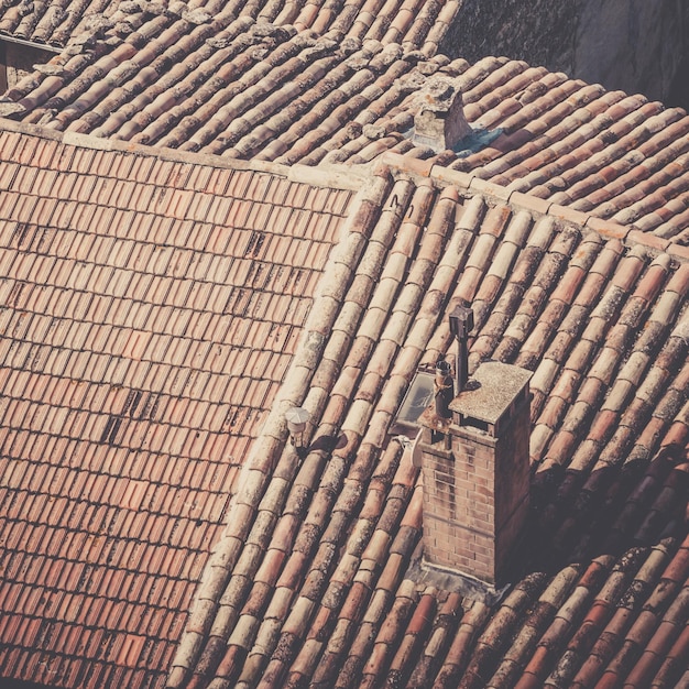 Vista da cidade pequena francesa de cima do tiro filtrado quadrado