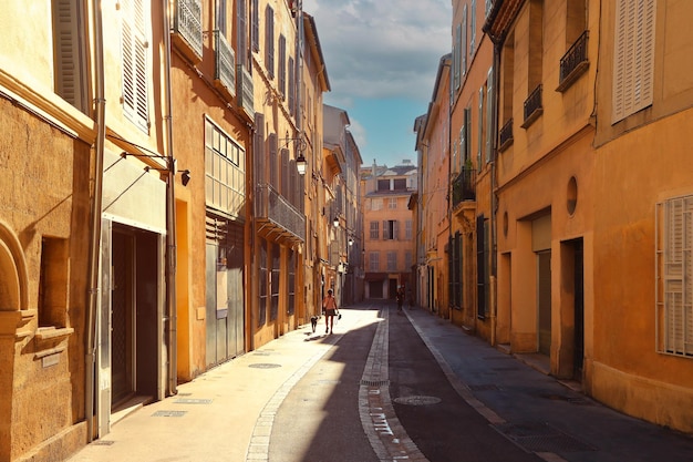 Vista da cidade típica de provence aix en provence com fachada de casa antiga pela manhã