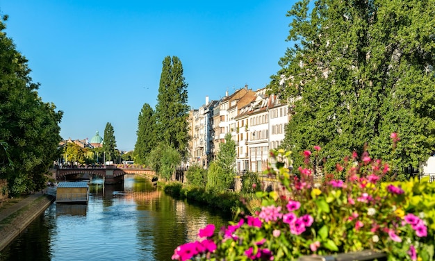 Vista da cidade velha de estrasburgo com flores na alsácia frança