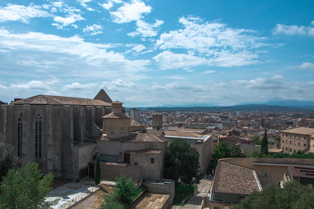 Vista da cidade velha de girona e lindo céu azul catalunha espanha