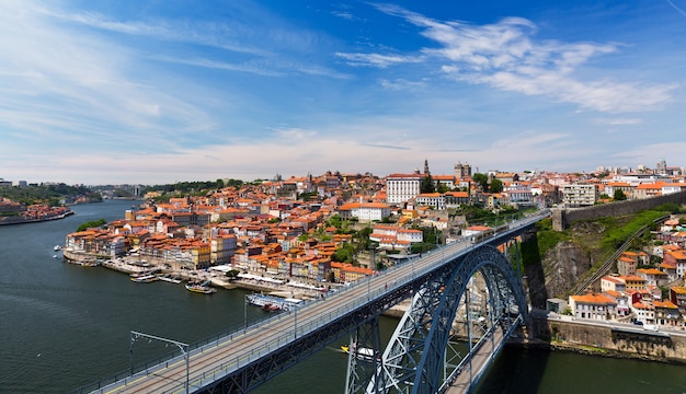 Vista da cidade velha de porto, portugal, dia de verão