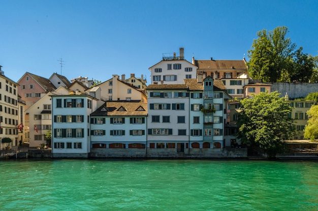 Vista da cidade velha de Zurique nas margens do rio Limmat