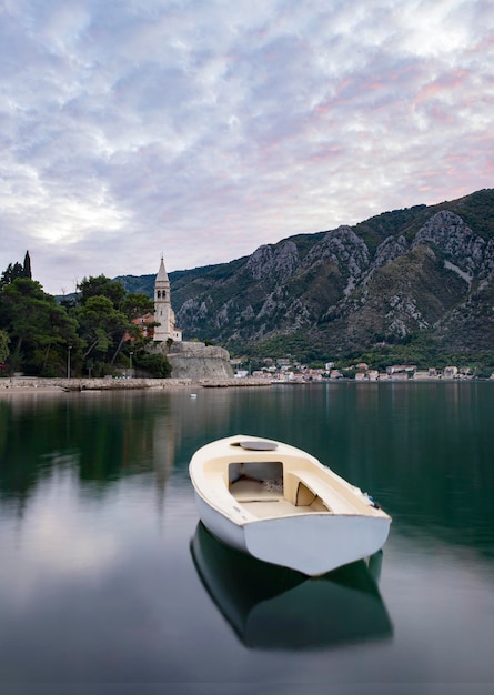 Vista da cidade velha em Dobrota Kotor Montenegro