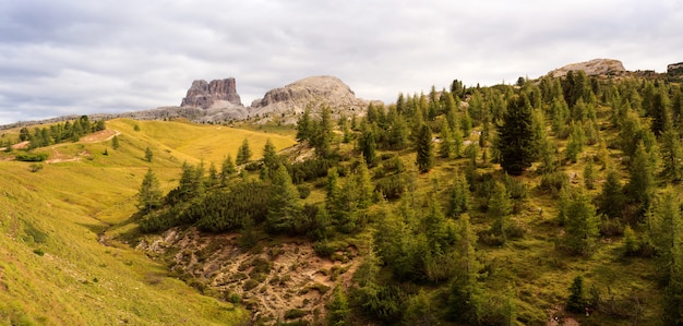 Vista da cima del passo. dolomites, falzarego