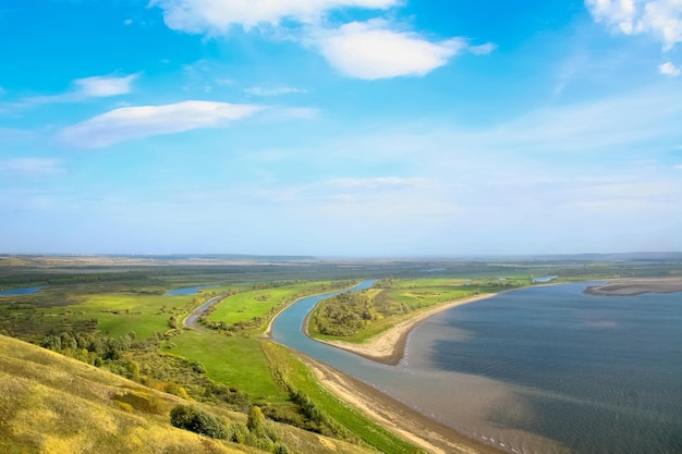 Vista da colina em um belo vale verde e o lago