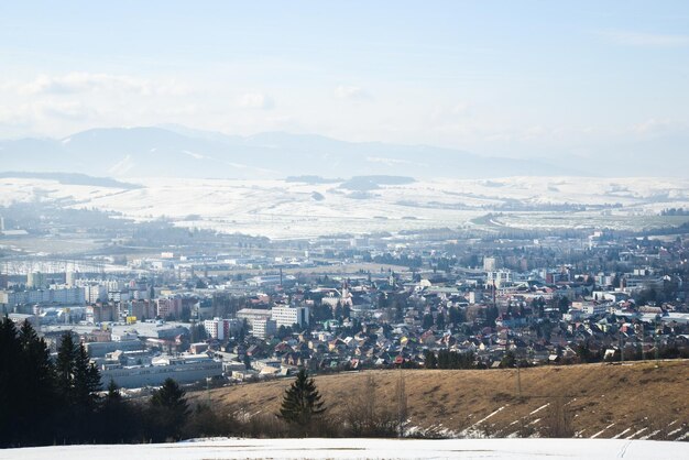 Vista da colina Nicovo para a parte da cidade de Liptovsky Mikulas no inverno e para Low tatrasSlovakia