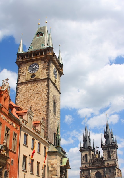 Vista da colorida cidade velha de Praga tirada da Ponte Carlos, República Tcheca