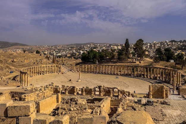 Vista da colunata do Fórum Oval na antiga Jerash Jordan