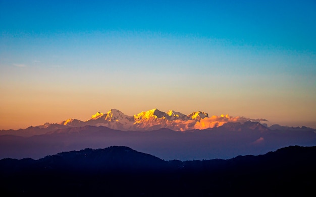 Vista da cordilheira dourada e brilhante do monte ganesh de kathmandu