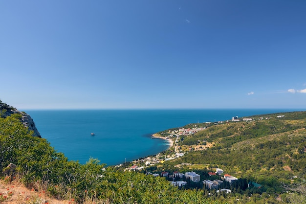 Foto vista da costa da crimeia em um dia de verão