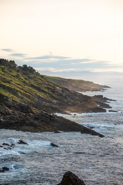 Foto vista da costa da montanha jaizkibel em hondarribia basque countryx9