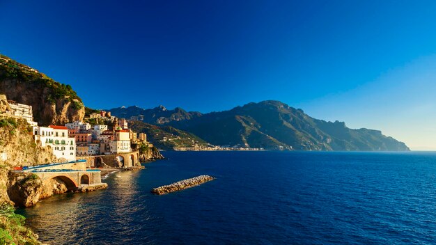 Vista da costa de Atrani no sul da Itália