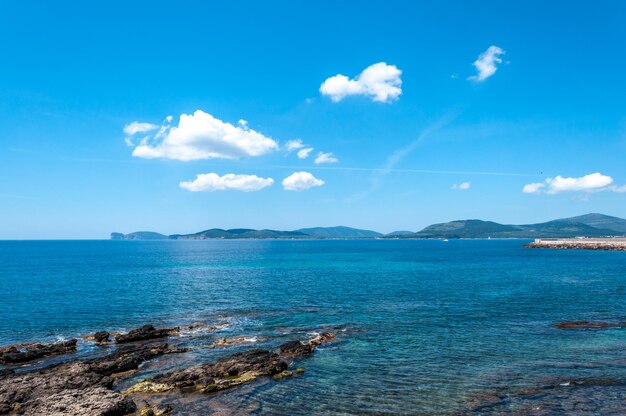 Vista da costa de capo caccia da cidade de alghero