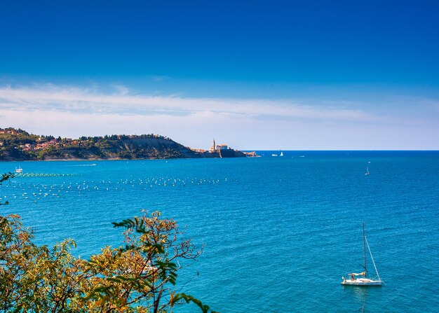 Vista da costa de Piran no mar Adriático