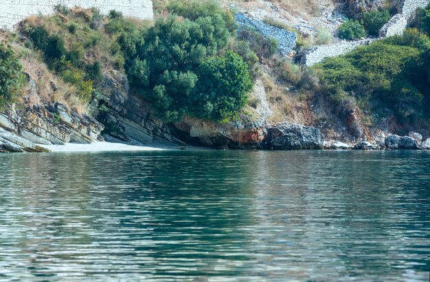 Vista da costa de verão de um barco a motor (Kefalonia, não muito longe de Agia Effimia, Grécia)