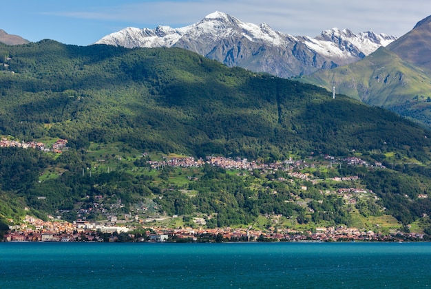 Vista da costa de verão do Lago Como (Itália) a bordo do navio