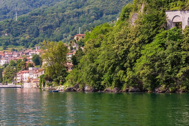 Vista da costa de verão do Lago de Como a bordo do navio, Itália