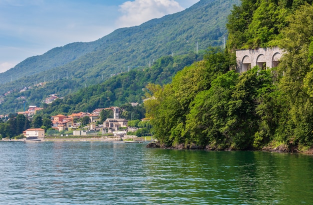 Vista da costa de verão do Lago de Como a bordo do navio, Itália