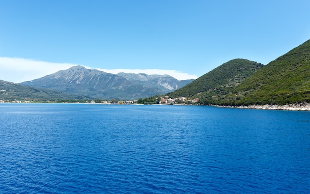 Vista da costa de verão do mar da balsa de trem Kefalonia, Grécia