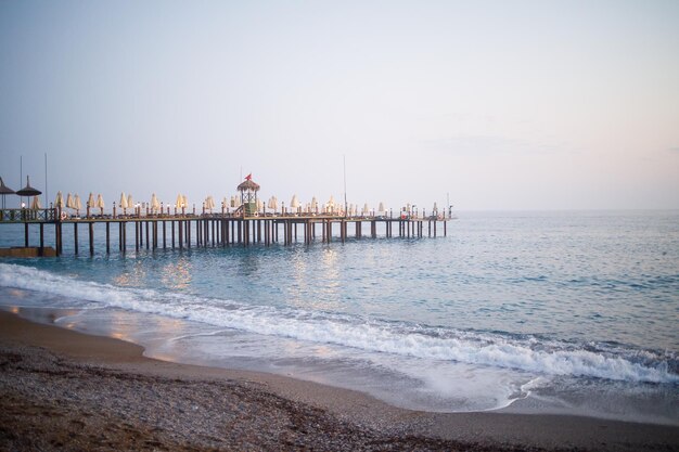 Foto vista da costa do mar com um pontão e espreguiçadeiras um lugar para relaxar à beira-mar praia privada do hotel privado