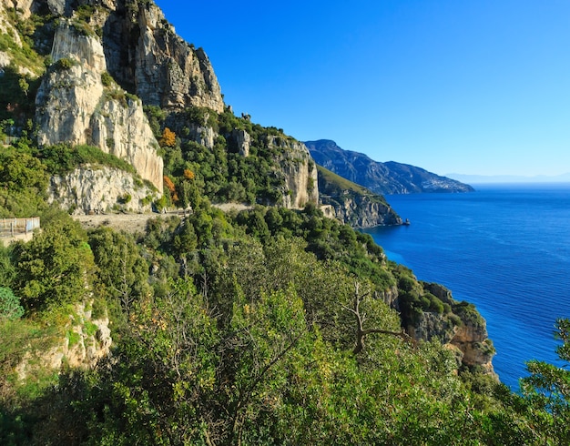 Vista da costa do mar. Costa Amalfitana Itália.