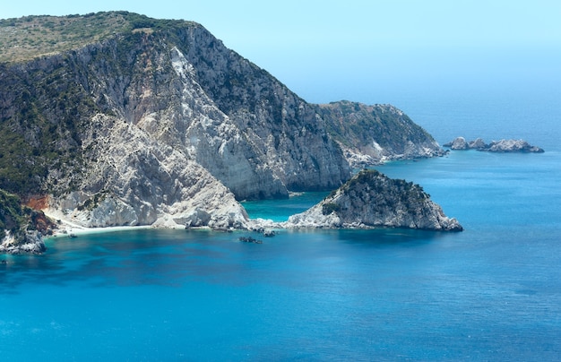 Vista da costa do mar Jônico no verão Kefalonia, Grécia, perto da praia de Petani