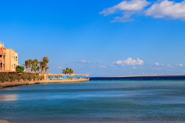 Vista da costa do Mar Vermelho na praia em Hurghada Egito