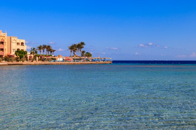 Vista da costa do Mar Vermelho na praia em Hurghada, Egito