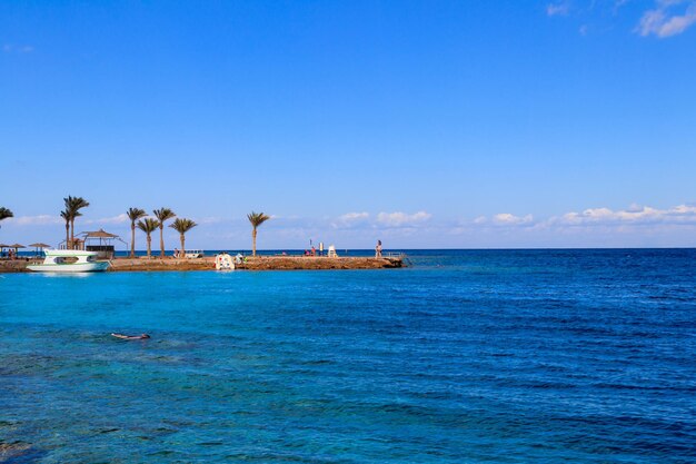 Vista da costa do Mar Vermelho na praia em Hurghada Egito