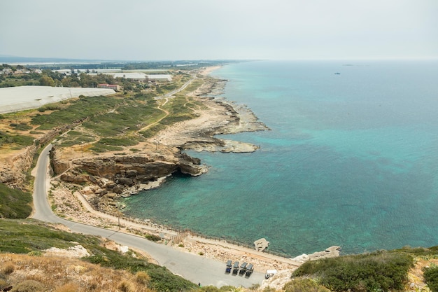 Vista da costa do topo de Rosh HaNikra - local turístico popular em Israel na fronteira com o Líbano