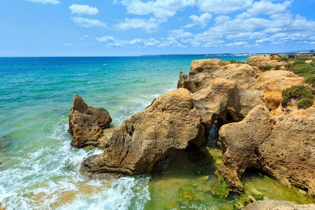 Vista da costa rochosa do Atlântico de verão Albufeira nos arredores Algarve Portugal