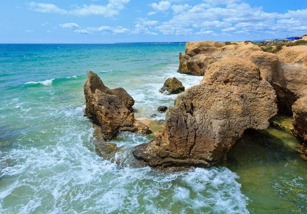 Vista da costa rochosa do Atlântico de verão Albufeira nos arredores Algarve Portugal